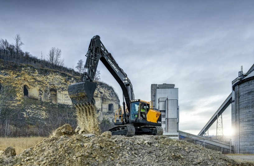 Wie die größeren Modelle verfügt der HX300L über das vollelektrohydraulische (FEH) Hydrauliksystem. Dazu gehören elektrische Joysticks, die über Kabel mit dem Ventilblock kommunizieren.<br>BILDQUELLE: Hyundai Construction Equipment Europe