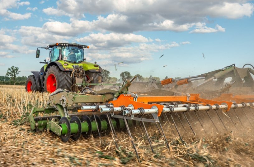 The rape stubble is intensively shredded by the 3 rows of tools and the volunteer rape is mixed with soil right on the surface.<br>IMAGE SOURCE: AMAZONEN-WERKE H. DREYER SE & Co. KG