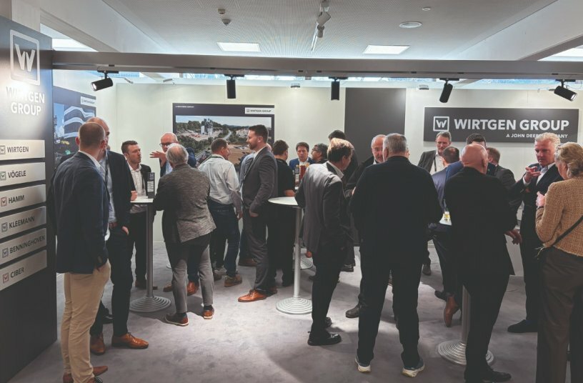 Zahlreiche Fachbesucher und Branchenvertreter informierten sich am Messestand der Wirtgen Group.<br>BILDQUELLE: WIRTGEN GROUP