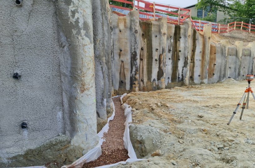 The entire length of the trench is lined with a fleece material and filled with drainage gravel. This allows rainwater to drain off in the direction of the pump shafts.<br>IMAGE SOURCE: KEMROC Spezialmaschinen GmbH