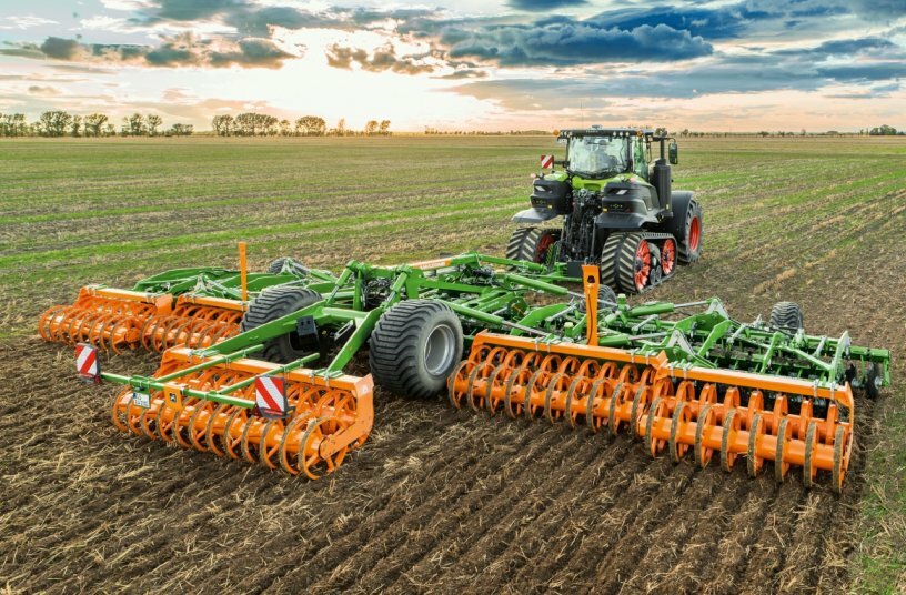 Catros 12003-2TX - Maximum output thanks to the 12 m working width and working speeds of up to 18 km/h.<br>IMAGE SOURCE: AMAZONEN-WERKE H. DREYER SE & Co. KG