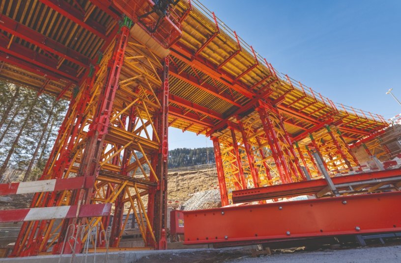 VARIOKIT VST Heavy-Duty Shoring Towers formed an integral part of the temporary supporting structure for the bridge.<br>IMAGE SOURCE: PERI SE