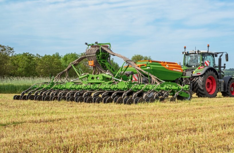 The high-capacity Condor 9002-2TC remains handy and easily manoeuvrable thanks to its compact chassis design.<br>IMAGE SOURCE: AMAZONEN-WERKE H. DREYER SE & Co. KG