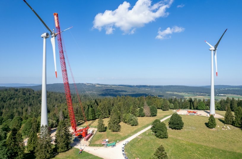 65 Tonnen stemmt hier der LR 11000 beim Hub des Rotorsterns, der in einer Nabenhöhe von 98 Metern angebaut werden musste. Rechts im Bild eine weitere der insgesamt sechs Enercon-Anlagen des neuen Windparks.<br>BILDQUELLE: Liebherr-Werk Ehingen GmbH