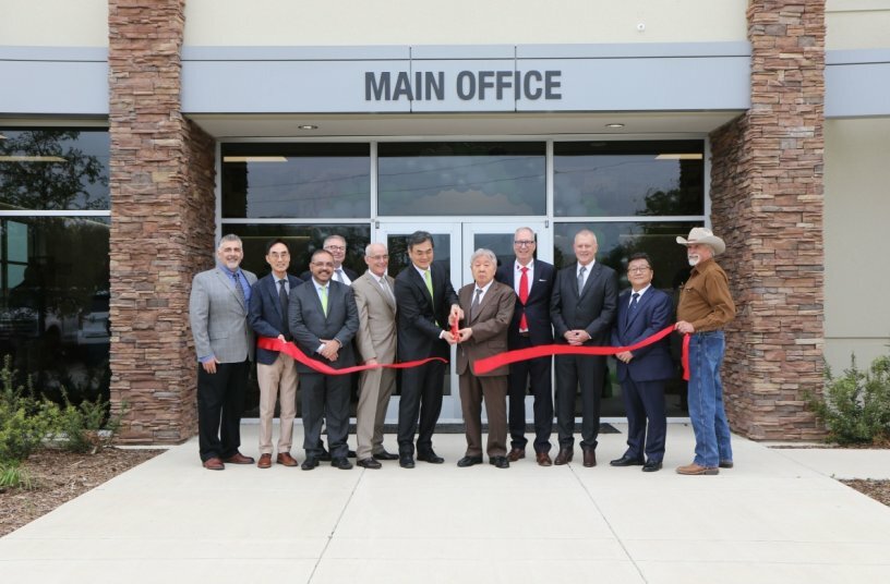 Eröffnung des globalen Hauptsitz von CLARK Material Handling Company in Flower Mound, Texas. v.l.n.r.: Jeff Gallegos, COO; CI Kim, CEO CLARK Costa Rica, Mauro Arrais, CLARK Brazil, Rolf Eiten, Global HQ Advisor and former CLARK Europe CEO; Chuck Moratz, CEO CLARK Material Handling Company (North America); SS Baik, CLARK Chairman; SH Baik, CLARK Honorary Chairman; Stefan Budweit, CEO CLARK Europe; Robert Hammond, CEO CLARK South Pacific; SD Kim, CLARK International CEO; Richard Milano, Global HQ Building Consultant<br>BILDQUELLE: CLARK Global HQ