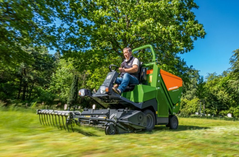 Profihopper 1250 with InsectGuard insect scaring.<br>IMAGE SOURCE: AMAZONEN-WERKE H. DREYER SE & Co. KG