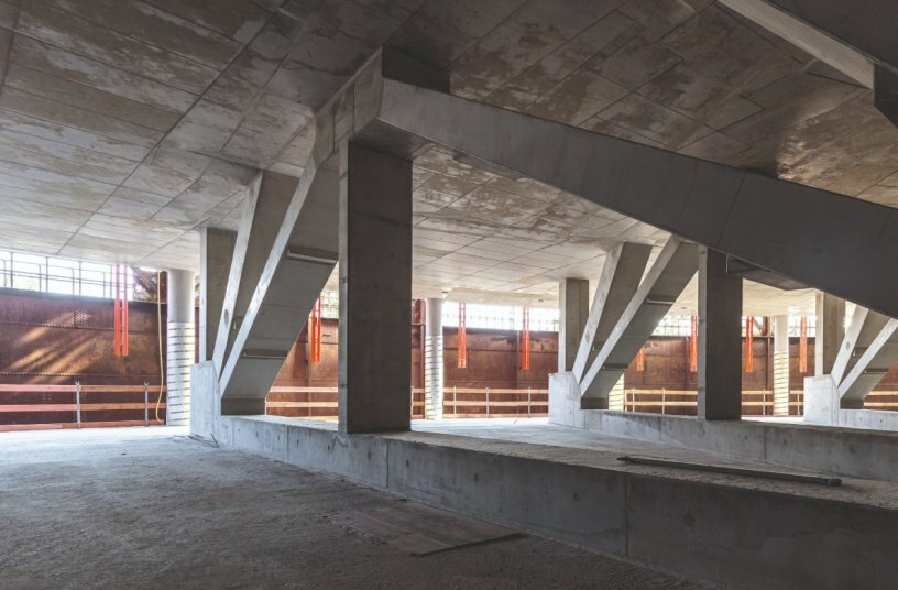 The truss frame within the second floor ensured that the conference hall below could be free of columns.<br>IMAGE SOURCE: PERI SE