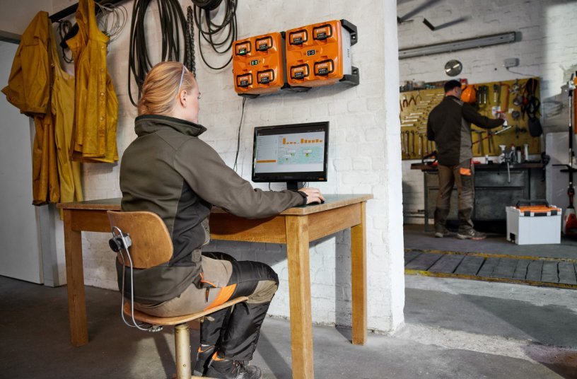Professional users can sequentially charge up to four battery packs of the STIHL AP system using the new STIHL AL 301-4 multiple charger. <br>IMAGE SOURCE: STIHL