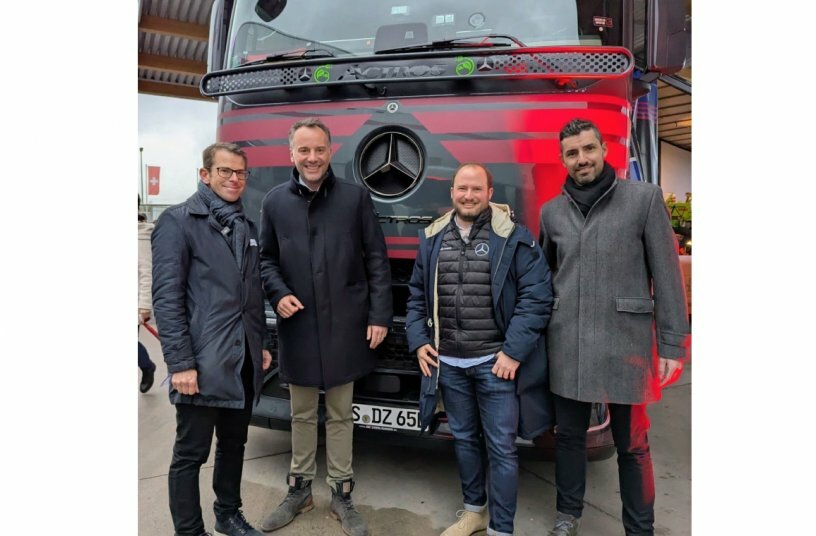 Daimler Truck baut halböffentliches Ladenetzwerk für Lkw auf – erste Pilotkunden erfolgreich gestartet v.l.n.r: Matthias Rathmann (freier Journalist), Christian Wilz (Leiter Vertrieb und Services Mercedes-Benz Trucks in Deutschland), Christoph Forcher (eConsultant Daimler Truck), Sascha Strähle, Manager Semi-Public Charging Daimler Truck)<br>BILDQUELLE: Daimler Truck AG