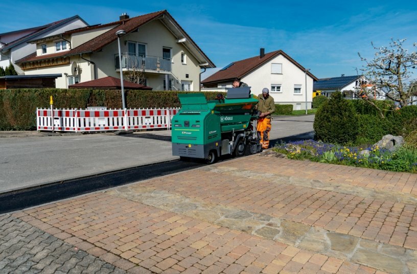 Pilotbaustelle in Rangendingen: Bei einer Maßnahme zur Netzverstärkung setzte das ausführende Bauunternehmen einen batterieelektrischen Vögele Fertiger und eine E-Walze von Hamm ein.<br>BILDQUELLE: WIRTGEN GROUP