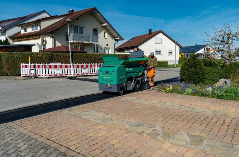 Pilot construction project in Rangendingen: In the course of a power grid upgrade project, the lead contractor utilised a battery-electric paver from Vögele and a battery-electric roller from Hamm.<br>IMAGE SOURCE: WIRTGEN GROUP