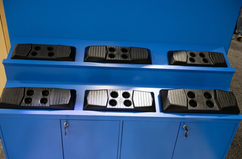 CAMSO Construction HXD chain on rubber pads<br>IMAGE SOURCE: CAMSO