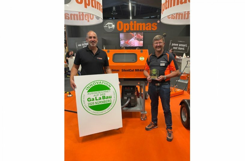 F.-J. Werner, Geschäftsführer Optimas GmbH (re.) nimmt den Innovationspreis für das Schneidsystem SilentCut MR 400 entgegen.<br>BILDQUELLE: Optimas GmbH