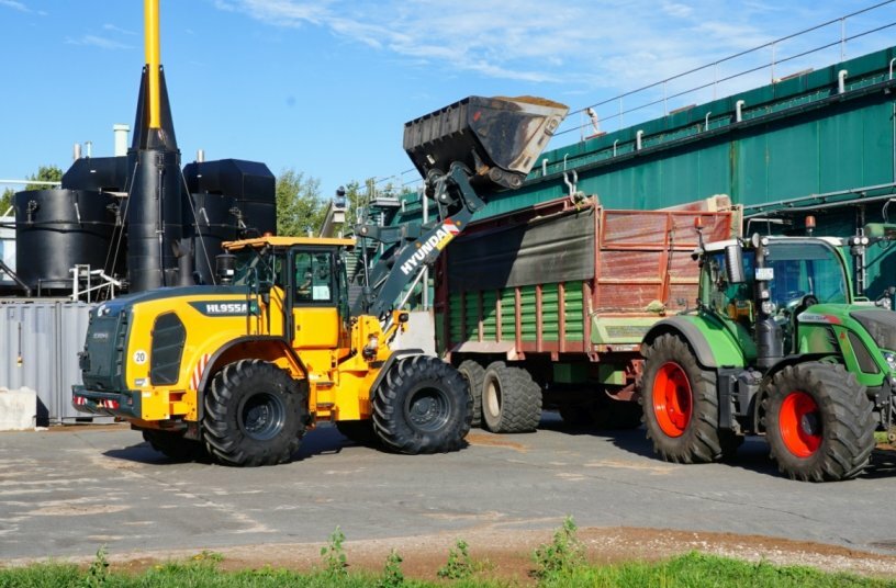 Der HL955A-AGRILOADER beim Verladen von Gärresten in der Biogasanlage Kirchwalsede von Loick mit einer 5-m3-Hochkippschaufel.<br>BILDQUELLE: Hyundai Construction Equipment Europe