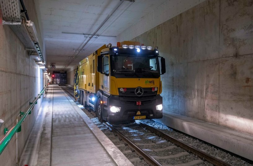 Mercedes-Benz Actros auf Schienen reinigt Gleisbett in den Niederlanden und Belgien<br>BILDQUELLE: Daimler Truck AG