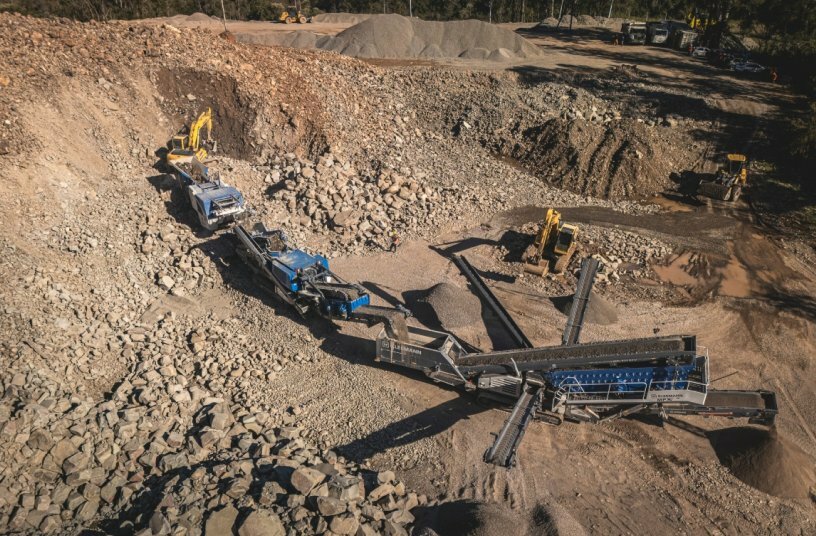 The mobile plant train deployed in Brazil consists of a MOBICAT MC 110 EVO2 jaw crusher, a MOBICONE MCO 90 EVO2 cone crusher and a MOBISCREEN MSC 953 EVO classifying screen.<br>IMAGE SOURCE: WIRTGEN GROUP