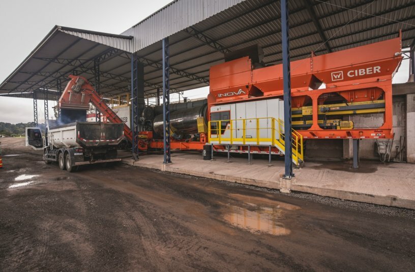 Thanks to innovative technologies for drying the virgin material, the iNOVA 1500 plant from Ciber works particularly cost-efficiently with low fuel consumption. <br>IMAGE SOURCE: WIRTGEN GROUP