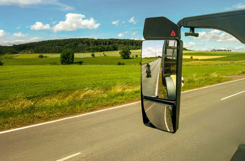 Highlight des Messeauftritts ist die Weltpremiere eines radarbasierten Abbiegeassistenten für Landmaschinen.<br>BILDQUELLE: FORVIA HELLA