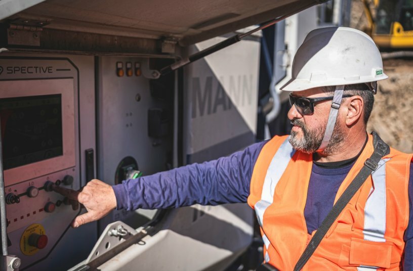 Die Bedienung der Anlagen erfolgt intuitiv über SPECTIVE. Dank SPECTIVE CONNECT lassen sich die Maschinen von überall auf dem Gelände einsehen.<br>BILDQUELLE: WIRTGEN GROUP