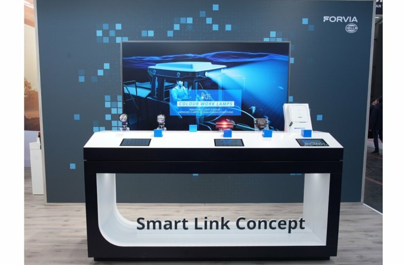 Das Smart Link Concept ist eine modulare, digitale Plattform, die Beleuchtung, Sensoren und weitere Elektronikkomponenten im Fahrzeug miteinander vernetzt.<br>BILDQUELLE: FORVIA HELLA