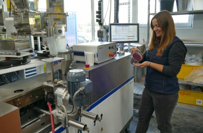 Plastics expert Lena Arnold develops and tests new formulation versions on the extruder<br>IMAGE SOURCE: igus GmbH
