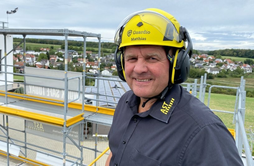 Matthias Müller, Leiter der AST Safety Academy, setzt mit dem smarten Guardio-Arbeitsschutzhelm inkl. Gehörschutz auf neueste Technik und digitale Präventionsarbeit.<br>BILDQUELLE: AST GmbH & Co. KG