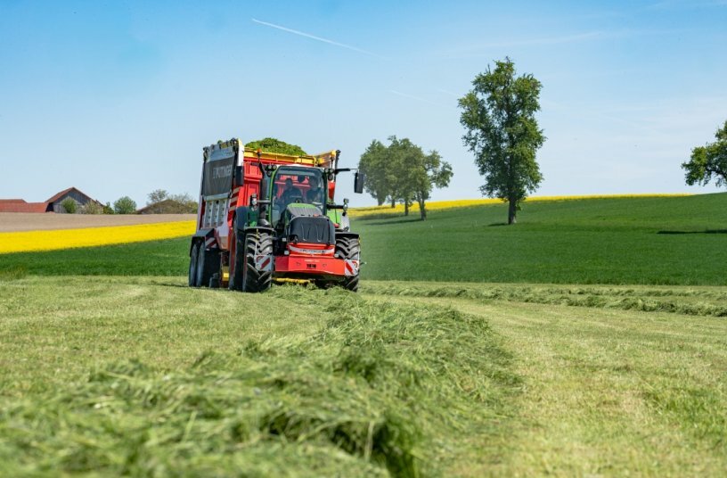 LIQUIDO F 3000 mit JUMBO 5320 DB im Einsatz<br>BILDQUELLE: PÖTTINGER Landtechnik GmbH