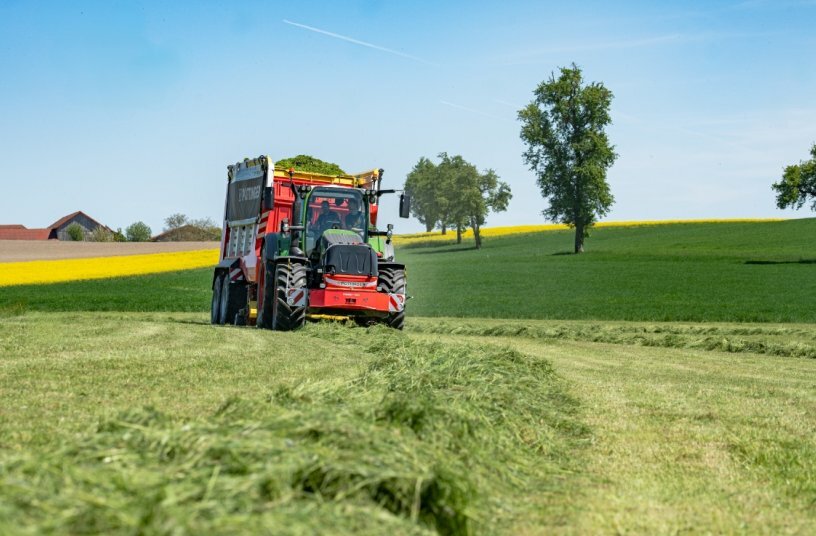 LIQUIDO F 3000 in action with JUMBO 5320 DB<br>IMAGE SOURCE: PÖTTINGER Landtechnik GmbH