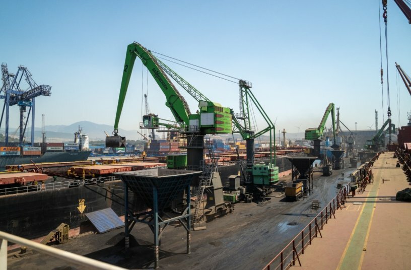 Der Hafen İDÇ Liman schlägt jährlich rund 7,5 Mio. Tonnen Material um – essenziell dafür sind die zehn Umschlagmaschinen von SENNEBOGEN.<br>BILDQUELLE: SENNEBOGEN Maschinenfabrik GmbH