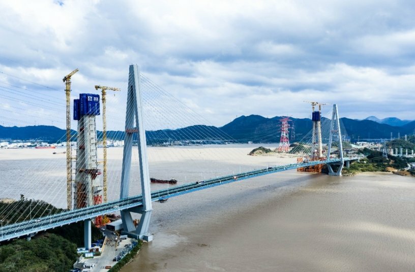 Potain MCT 385 cranes support construction of the world’s longest-span road-rail bridge<br>IMAGE SOURCE: Manitowoc