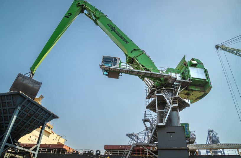Die höhenverstellbare Portcab-Fahrerkabine gewährleistet beste Sicht auf das gesamte Arbeitsumfeld.<br>BILDQUELLE: SENNEBOGEN Maschinenfabrik GmbH