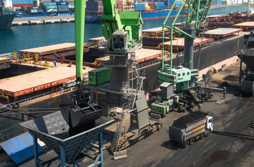 Die höhenverstellbare Portcab-Fahrerkabine gewährleistet beste Sicht auf das gesamte Arbeitsumfeld.<br>BILDQUELLE: SENNEBOGEN Maschinenfabrik GmbH