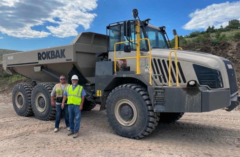 Jarrett Lindgren, Superintendent bei Mark 25 Homes, und Randy Gallegos, Präsident von Rasmussen Equipment, vor einem Rokbak Dumper RA30.<br>BILDQUELLE: Rokbak