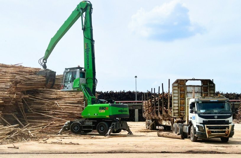 Indonesian paper mill with 9 material handling machines<br>IMAGE SOURCE: SENNEBOGEN Maschinenfabrik GmbH