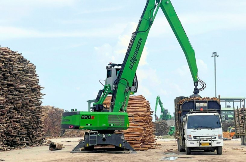 Indonesian paper mill with 9 material handling machines<br>IMAGE SOURCE: SENNEBOGEN Maschinenfabrik GmbH