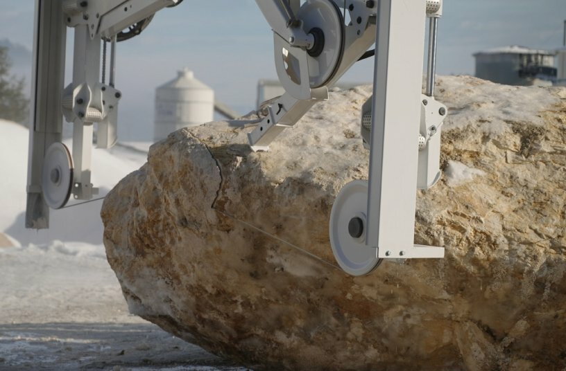 The saw cuts through natural stone up to five metres wide.<br>IMAGE SOURCE: igus GmbH