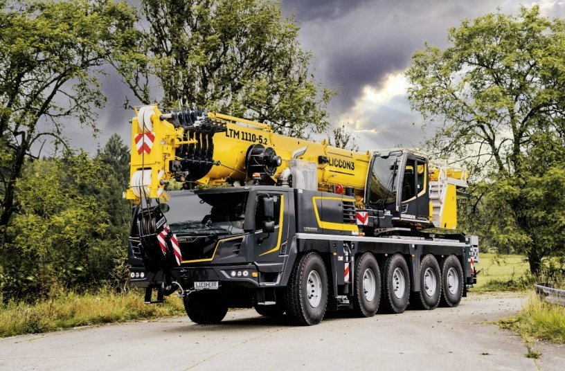 The Liebherr-Werk Ehingen GmbH already changed over to climate-neutral HVO fuel instead of fossil diesels in September 2021 – all new mobile and crawler cranes of the company are HVO-compatible.<br>IMAGE SOURCE: Liebherr-International Deutschland GmbH 