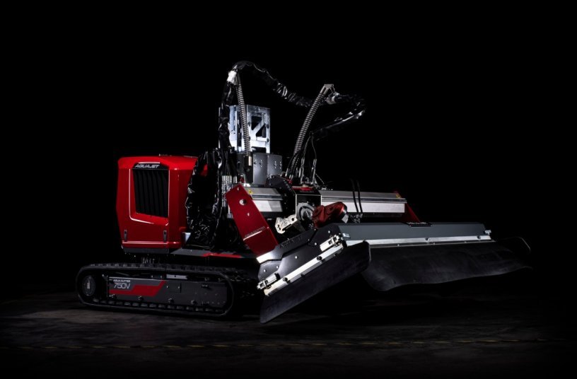With an all-new tracked system, the 750V is smooth-driving, similar to a car. The fluid motion increases service life by eliminating bounces that can compromise components and improves the accuracy of nozzle distance to surface, further improving precision. <br>IMAGE SOURCE: IRONCLAD mktg; Aquajet