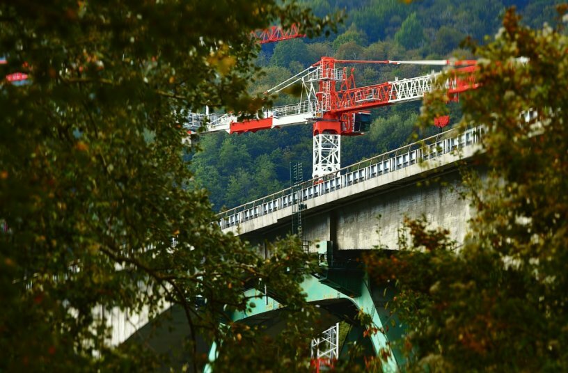 Europas größte Potain-Obendreherkrane aller Zeiten bei gigantischem Talbrückensanierungsprojekt im italienischen Gravagna im Einsatz<br>BILDQUELLE: Manitowoc