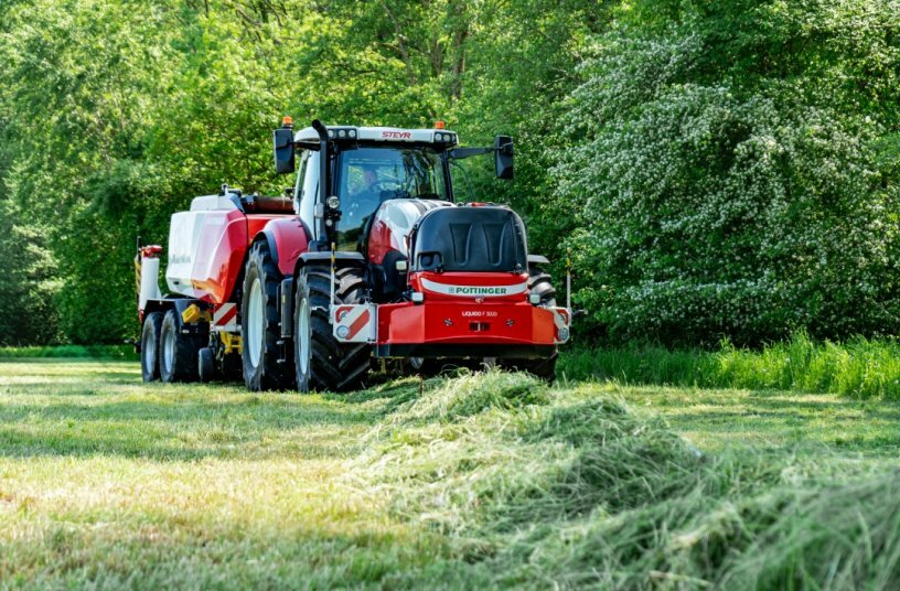 LIQUIDO F 3000 in action with IMPRESS 3160 VC PRO<br>IMAGE SOURCE: PÖTTINGER Landtechnik GmbH