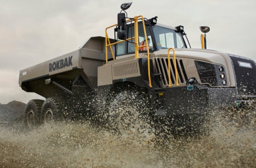Die knickgelenkten Dumper von Rokbak transportieren bei allen Wetter- und Bodenbedingungen bis zu acht Stunden täglich Erdreich und Baumaterial.<br>BILDQUELLE: SE10; Rokbak