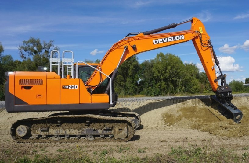Successful Industry Demo for New Develon Series 9 Excavator<br>IMAGE SOURCE: DEVELON