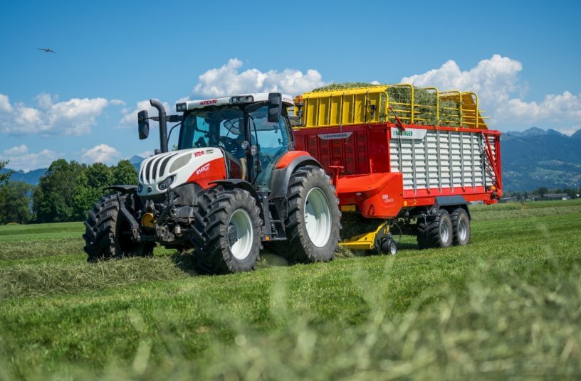 BOSS 5000 MASTER loader wagon with tine conveyors from Pöttinger