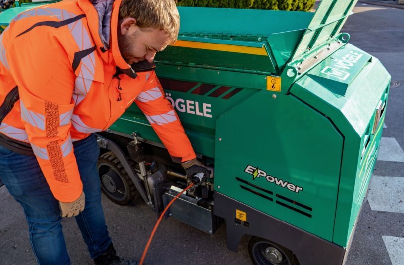 Sufficient power for up to two days of paving: the battery of the MINI 502e wheeled paver has a storage capacity of 22 kWh and was able to be recharged from a power distribution box on the site.<br>IMAGE SOURCE: WIRTGEN GROUP