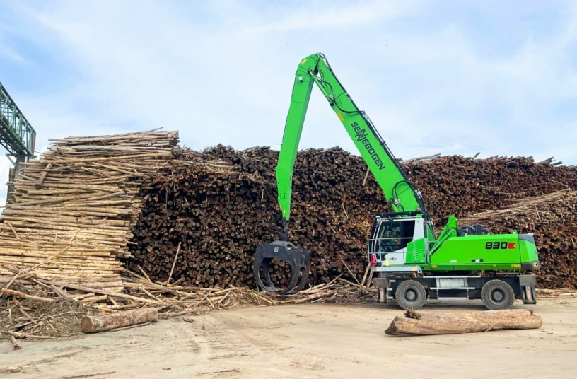 Indonesian paper mill with 9 material handling machines<br>IMAGE SOURCE: SENNEBOGEN Maschinenfabrik GmbH