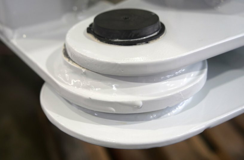 Lubrication-free, low-wear iglidur Q2 plain bearings ensure that the saw is mobile and can be flexibly adjusted.<br>IMAGE SOURCE: igus GmbH