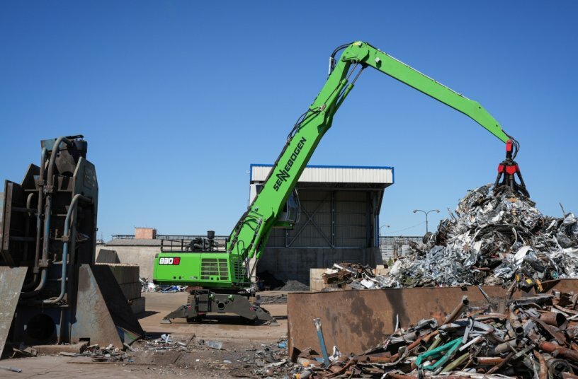 With a working radius of up to 17 meters, the 830 G feeds the scrap shear.<br>IMAGE SOURCE: SENNEBOGEN Maschinenfabrik GmbH