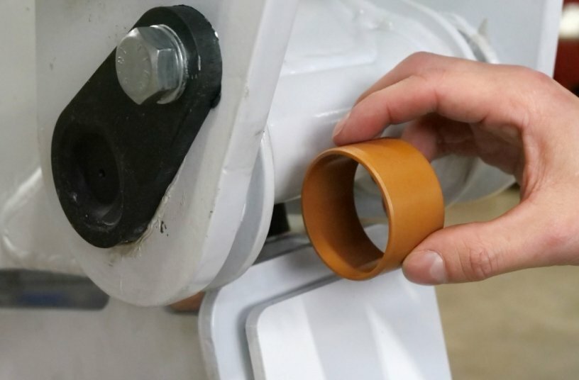 Lubrication-free, low-wear iglidur Q2 plain bearings ensure that the saw is mobile and can be flexibly adjusted.<br>IMAGE SOURCE: igus GmbH