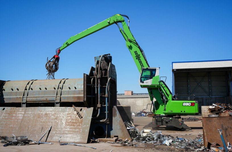 Mit bis zu 17 Metern Arbeitsradius beschickt der 830 G die Schrottschere.<br>BILDQUELLE: SENNEBOGEN Maschinenfabrik GmbH