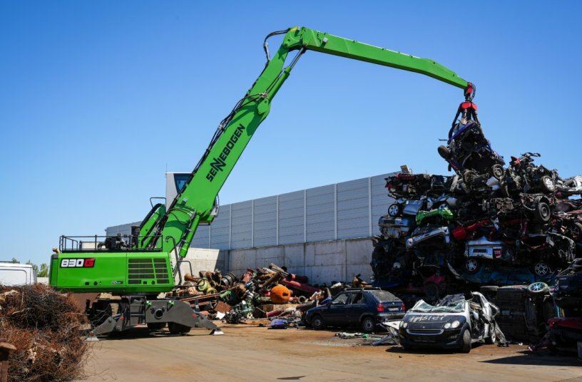 Der SENNEBOGEN 830 G zeigt seine Stärke beim präzisen Zerlegen von Autokarosserien.<br>BILDQUELLE: SENNEBOGEN Maschinenfabrik GmbH